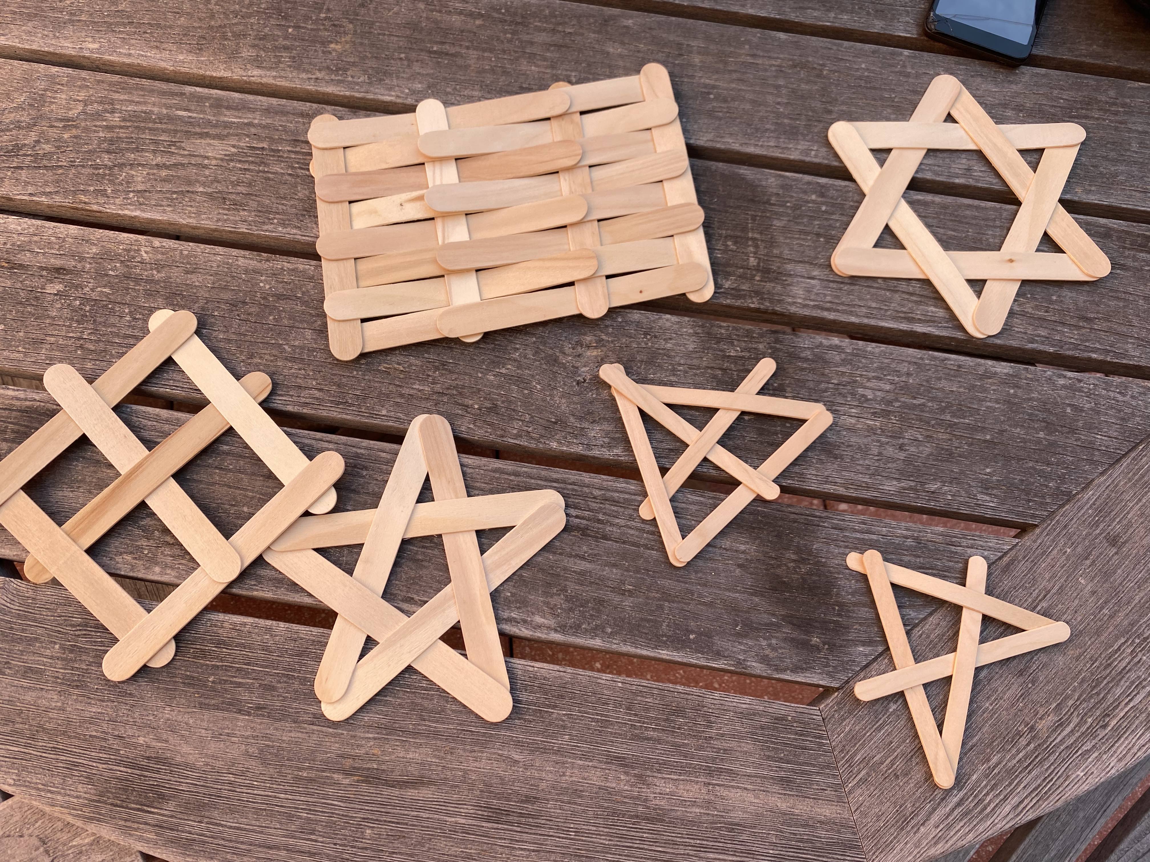 Table full of woven sticks, in litle star shapes and the like